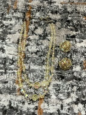 BUNDLE OF VINTAGE 2 STRAND GLASS BEAD NECKLACE AND CLIP ON EARRINGS! EVC!
